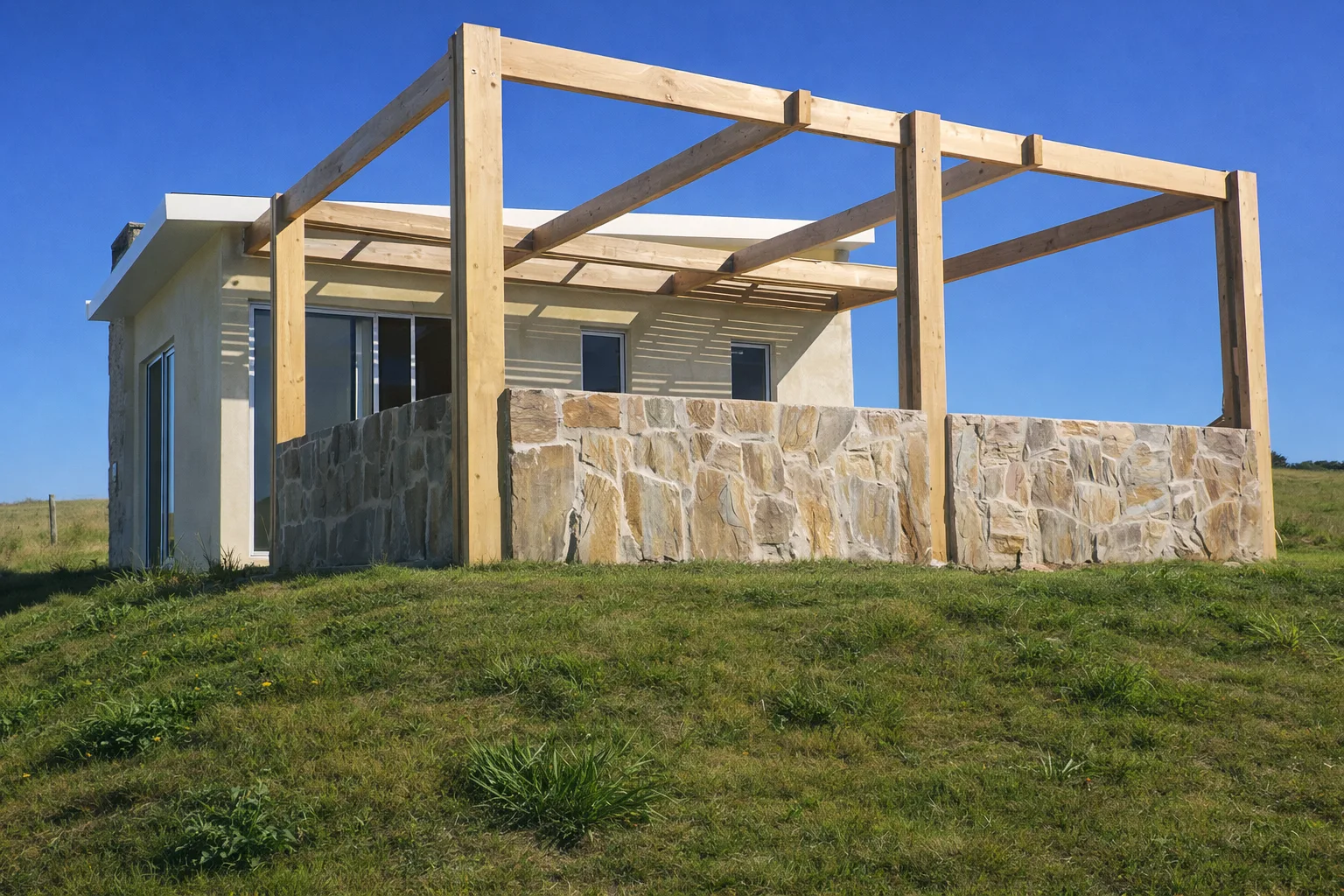 Detalle de la galería con estructura de madera y murete de piedra que define el espacio exterior.